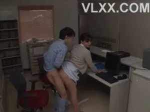 Nhét cặc vào lồn chị gái bị kẹt dưới gầm giường