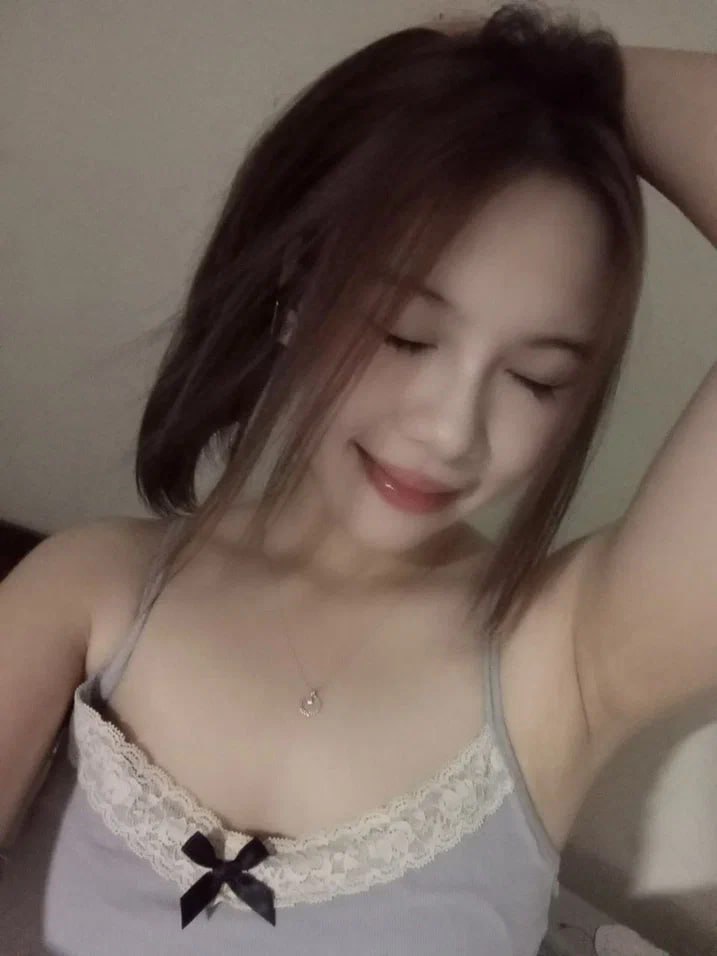 Những con cặc đen thùi lùi thay nhau nhấp lồn em