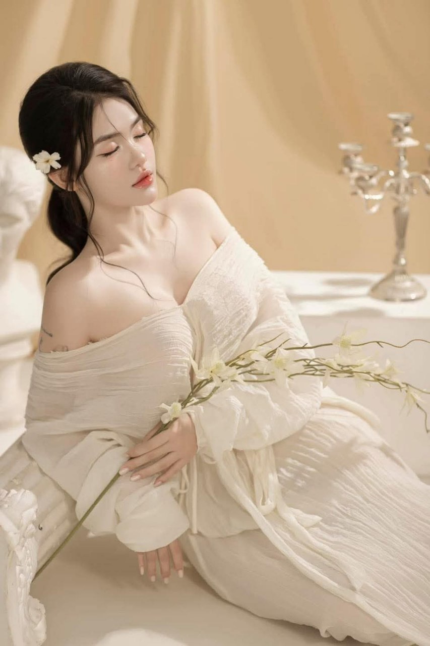 Chú giúp cháu gái thỏa mãn vì Người chồng mãi mê công việc