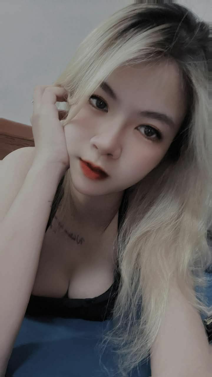 Người phụ nữ trẻ đẹp với thân cây khổng lồ sống gần vách ngăn chéo